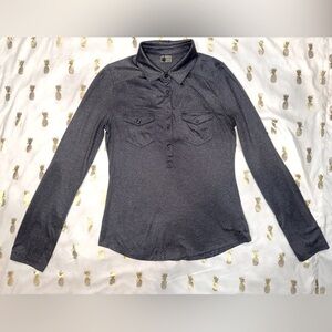 Marmot Ladies longsleeve 1/2 button down top. Sz XS. 2 chest pockets.